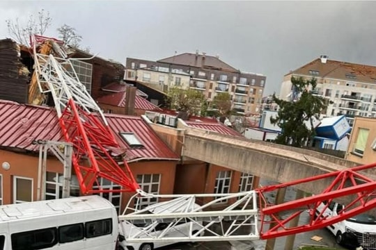 Lốc xoáy làm đổ loạt cần cẩu ở Paris, nhiều người thương vong