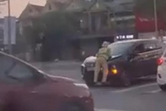 Nghệ An: Xác định danh tính tài xế lái ô tô hất thiếu tá CSGT lên capo