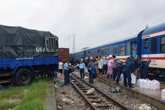 Bão Kalmaegi phức tạp, đường sắt tạm dừng chạy nhiều tàu khách
