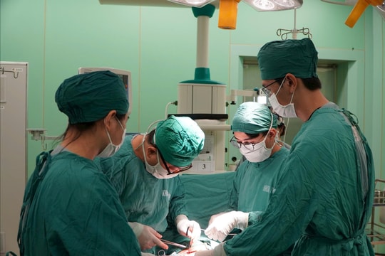 Cắt gần 5m ruột non cứu sống bệnh nhân bị tắc động mạch hiếm gặp