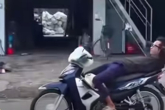 Buông tay lái, nằm ngửa khi chạy xe: Nam thanh niên ở Hải Phòng bị phạt và tịch thu xe