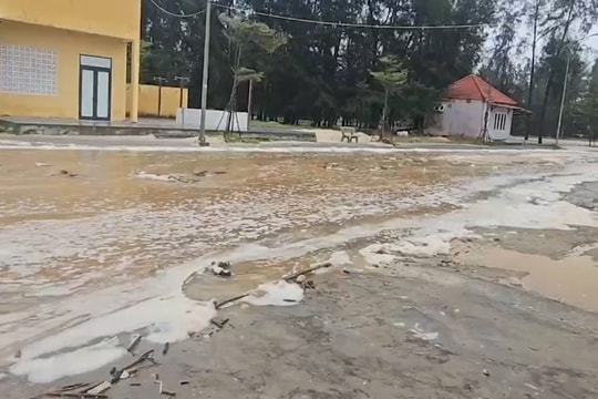 Sóng biển dâng cao, tràn vào khu dân cư ở Huế