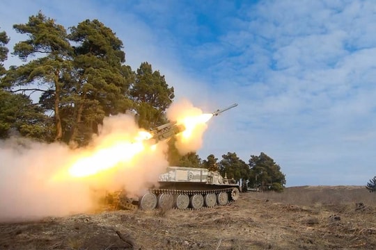 Ukraine và Nga đồng loạt tấn công dữ dội trong đêm