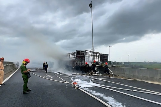 Xe tải cháy trơ khung trên cao tốc Đà Nẵng - Quảng Ngãi
