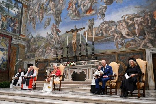 Vua Charles và Giáo hoàng Leo cùng cầu nguyện sau 500 năm chia cắt