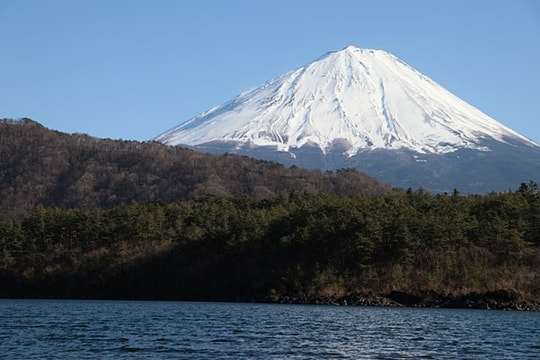 Núi Phú Sĩ đón tuyết đầu mùa muộn hơn trung bình 21 ngày