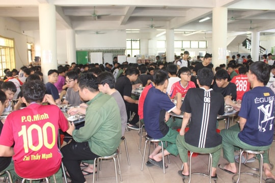 281 sinh viên Thái Nguyên nghi bị ngộ độc thực phẩm, bếp ăn bị phạt 20 triệu đồng