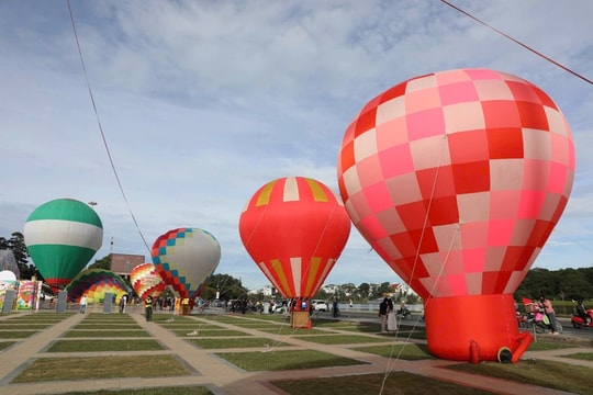 Đà Lạt rực rỡ sắc màu trong Lễ hội Khinh khí cầu và Nghệ thuật