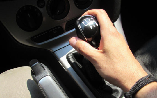 Hậu quả khi vào số lùi khi xe đang chạy