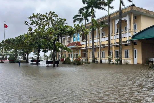 Huế: Mưa lớn kéo dài, hơn 200 trường tiếp tục cho học sinh nghỉ học