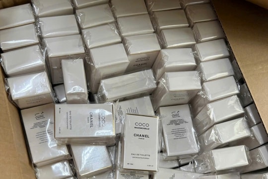 Triệt phá đường dây sản xuất nước hoa 'hàng hiệu' bằng công thức tự chế