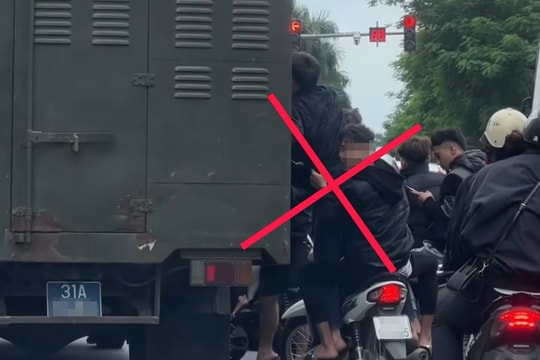 Hà Nội: Nhóm thanh niên không đội mũ bảo hiểm, đeo bám xe chở phạm nhân