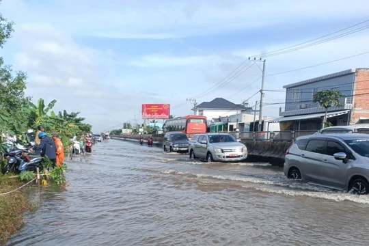 Triều cường dâng cao khiến nhiều đoạn tuyến Quốc lộ 1 ngập nước