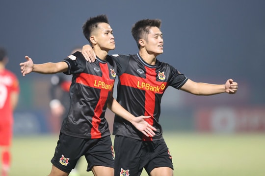 Điểm tin thể thao 25/10: Trận Becamex TPHCM - Hà Nội tạm dừng vì mưa lớn, điều chỉnh SEA Games 33 do Thái hậu Thái Lan qua đời