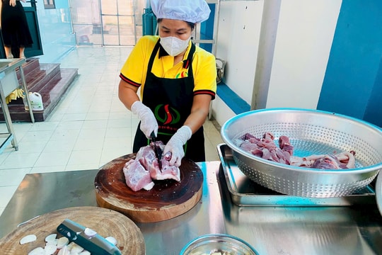 Sau vụ thịt ôi cá ươn, nhà trường kiên quyết mở lại bếp ăn trước sự nghi ngại của phụ huynh