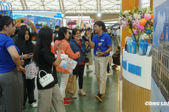 Người dân thích thú trải nghiệm các gian hàng tại Hội chợ Mùa Thu 2025