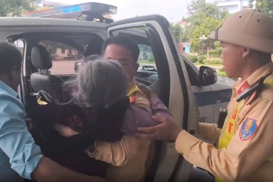 CSGT kịp thời mở đường cứu cụ bà 98 tuổi bị bất tỉnh trên cao tốc Hà Nội - Hải Phòng