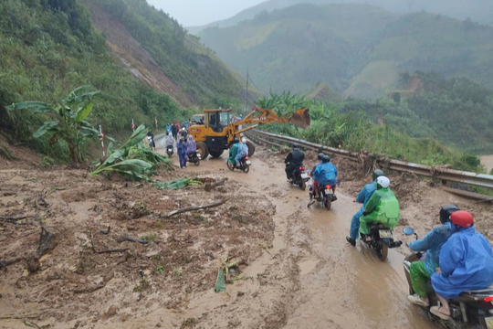 Sạt lở gây ách tắc giao thông trên đường Hồ Chí Minh, Quốc lộ 1