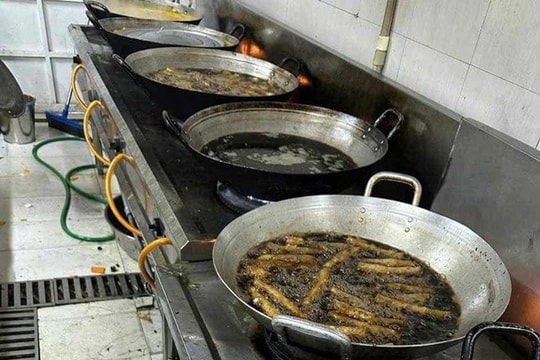 Tận mắt thấy chảo dầu đen như mực, phụ huynh rùng mình, nghi ngờ nhà cung cấp suất ăn bán trú
