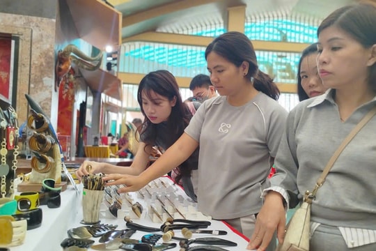 Hội chợ Mùa thu 2025: Hàng Việt 'ghi điểm', du khách nườm nượp đổ về