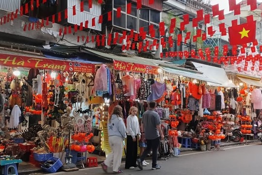 Phố Hàng Mã vào mùa Halloween