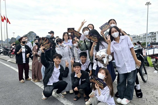 Sức nóng của Hạ Long Concert 2025: Biển người xếp hàng đổi vé đón Đại nhạc hội