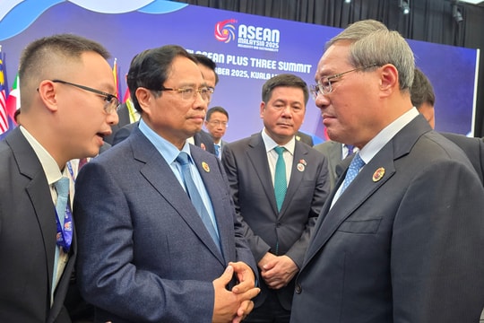 Thủ tướng Phạm Minh Chính gặp Thủ tướng Trung Quốc Lý Cường tại Kuala Lumpur, Malaysia