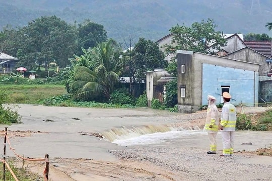 Huế, Đà Nẵng đồng loạt cho học sinh nghỉ học ngày 27/10 vì mưa lớn kéo dài