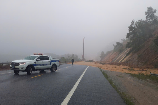 Cao tốc La Sơn - Hòa Liên sạt lở ta luy dương do mưa lớn