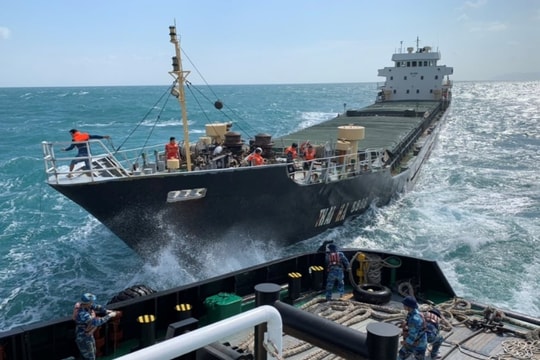 Huế: Tàu hàng chìm ngoài khơi biển Lăng Cô