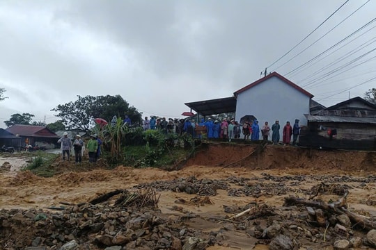 Mưa lớn khiến nhiều tuyến đường ở Quảng Ngãi bị sạt lở, hơn 1.500 người dân bị cô lập