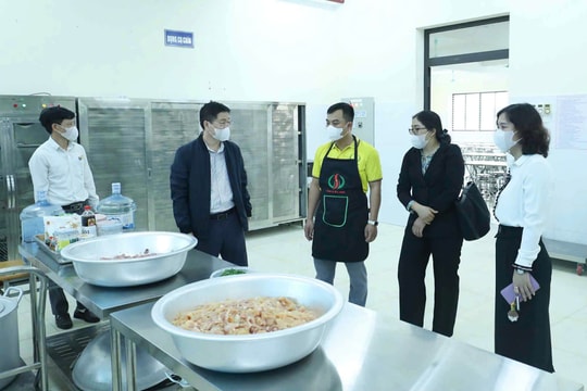 Hà Nội kiểm tra đột xuất bếp ăn trường Chu Minh sau vụ 'cá ươn, thịt nhớt': Yêu cầu siết chặt toàn bộ bán trú trên địa bàn