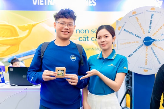 Gian hàng Vietnam Airlines hút khách tham quan tại Hội chợ Mùa thu 2025