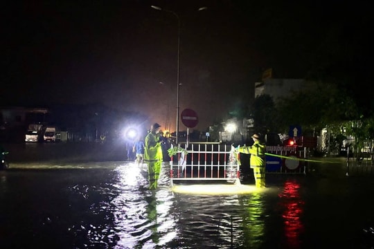 Lũ vượt báo động 3 tại Huế, Đà Nẵng, hơn 100.000 ngôi nhà ngập sâu