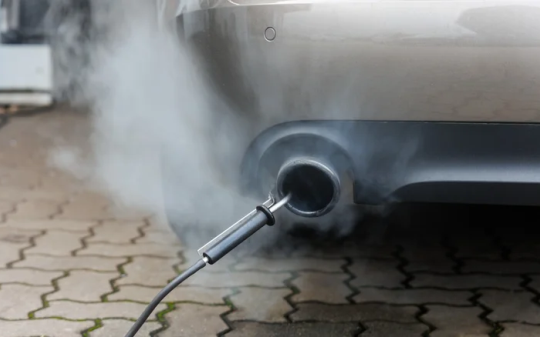 Xe hybrid cắm điện gây ô nhiễm gần như xe xăng