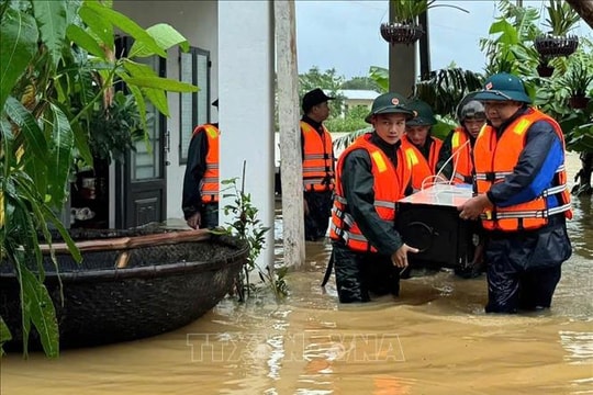 Quân đội ứng cứu, đưa người dân ở khu vực bị ngập sâu đến nơi an toàn