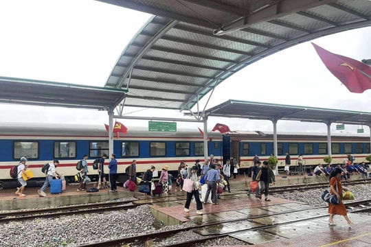 Ngành đường sắt chuyển tải hành khách do mưa lũ tại Huế, Đà Nẵng