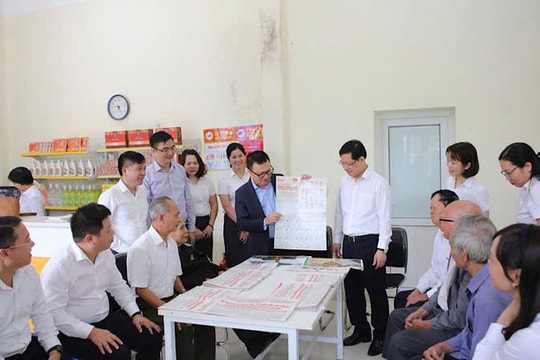 Báo Nhân Dân trao phụ trương Văn kiện Đại hội XIV tại Hưng Yên