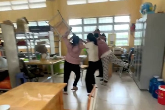 Phụ huynh hành hung giáo viên do nhắn tin 'thân mật' với học sinh