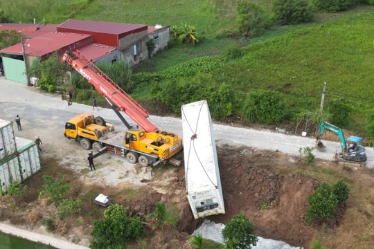 Hưng Yên: Tiêu hủy gần 14 tấn chân gà đông lạnh bốc mùi