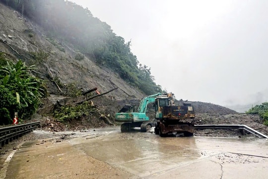 Ngày đêm thi công, sớm thông xe qua những vị trí sạt lở do mưa lũ
