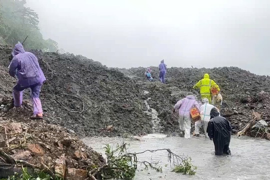 Quảng Ngãi: CSGT cùng người dân tiếp tế lương thực cho tài xế bị mắc kẹt trên đèo do sạt lở