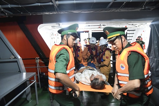 Gia Lai: Ngư dân bị viêm ruột thừa được đưa từ biển vào bờ cấp cứu