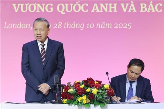 Tổng Bí thư Tô Lâm gặp gỡ cộng đồng người Việt Nam và cán bộ Đại sứ quán Việt Nam tại Anh