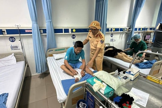 Cảnh sát giao thông Đà Nẵng vượt lũ đưa người dân đi cấp cứu