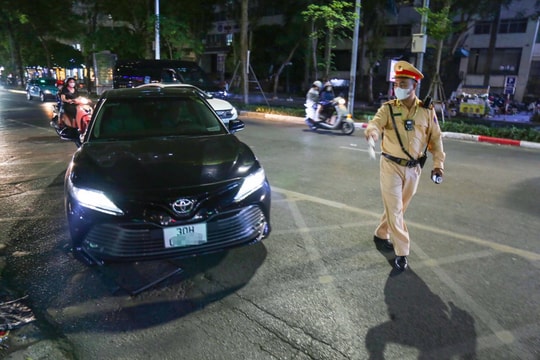 Tài xế Mercedes say xỉn bị Cảnh sát giao thông Hà Nội xử phạt 35 triệu đồng