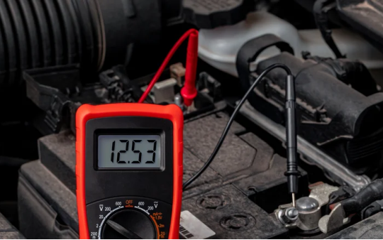 Nữ tài xế thay 3 bình ắc quy trong 1 năm vì thủ phạm ngốn điện khó ngờ