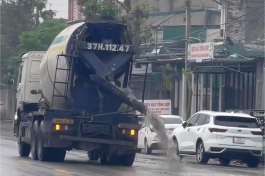 Nghệ An: Xử lý lái xe trộn bê tông để rơi vãi ra đường từ tin báo của người dân