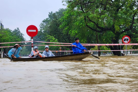 Xuất cấp 300 tấn gạo và nhiều thiết bị cho TP Huế nhằm khắc phục thiên tai