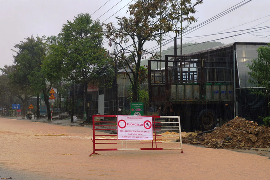 Trên 50 điểm sạt lở do mưa lũ tại Quảng Trị và Huế